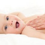 ¿Bañar a los bebés cada día es malo? Dermatitis de pañal y costra láctea